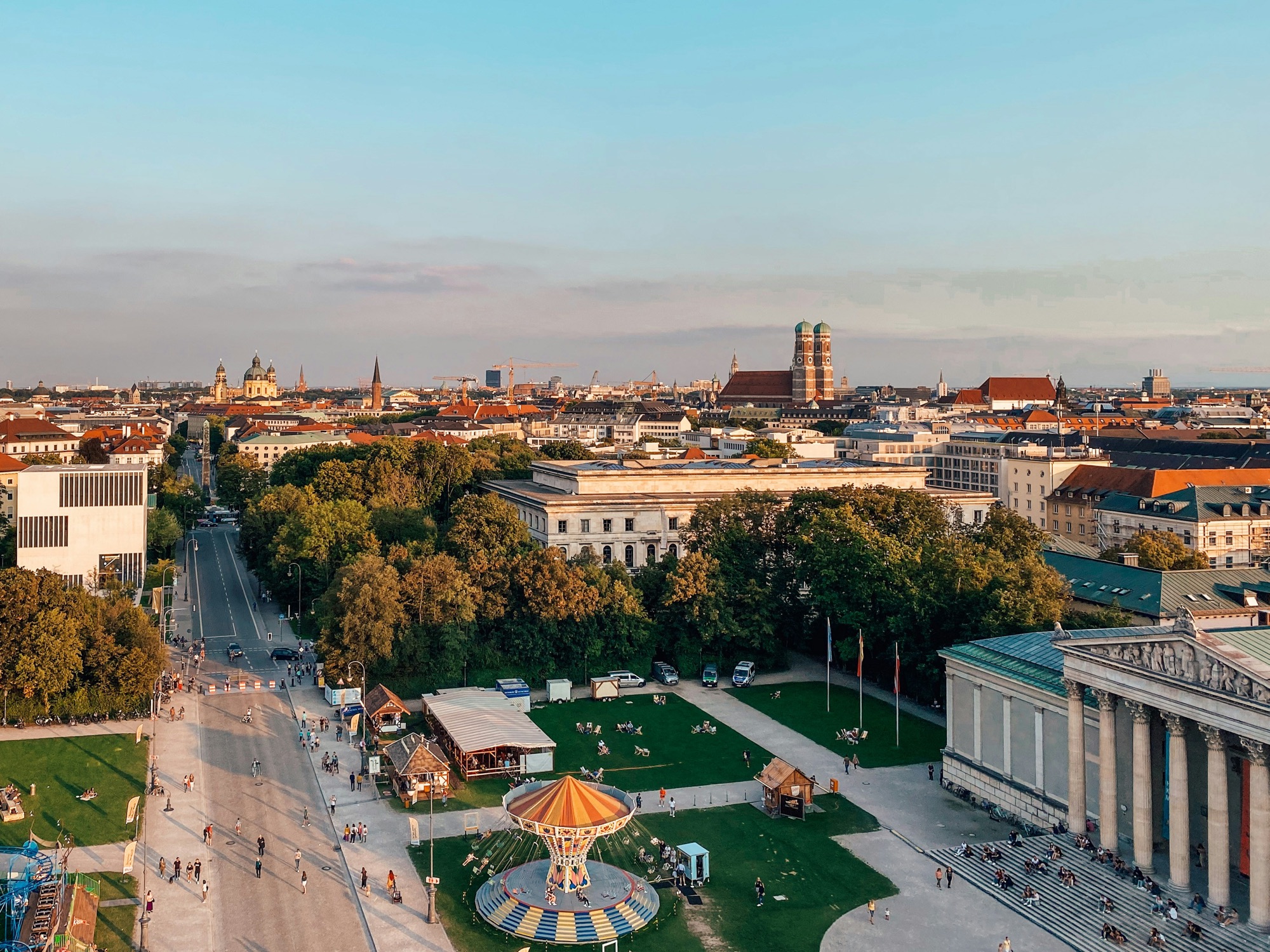 Blick über München mit Königsplatz und Frauenkirche